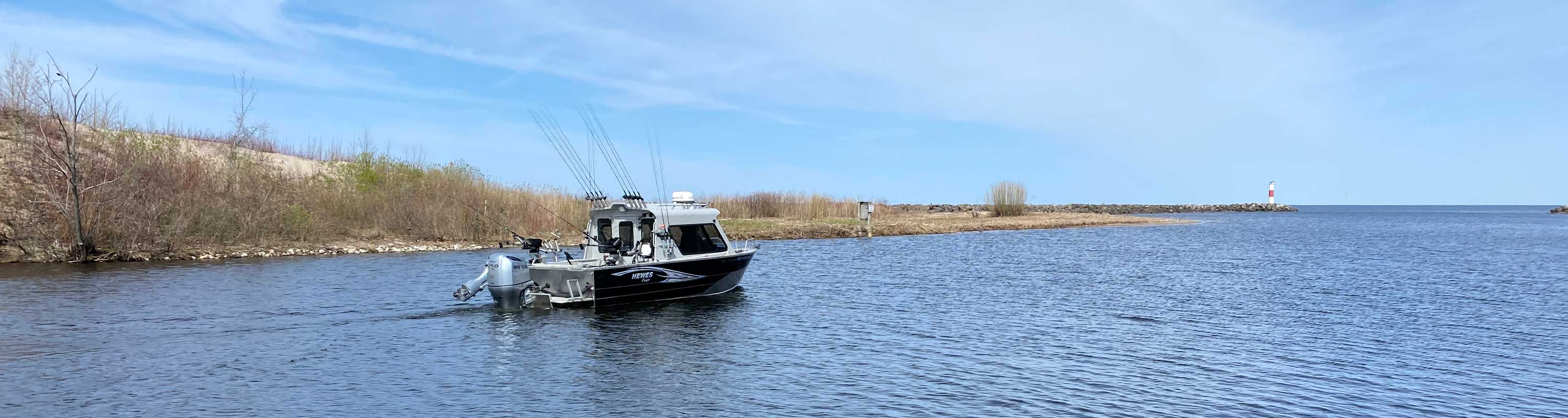 220 Ocean Pro Hewescraft fishing boat heading out to Lake Ontario
