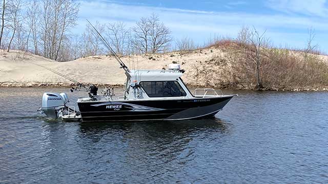 the 220 Ocean Pro Hewescraft in action